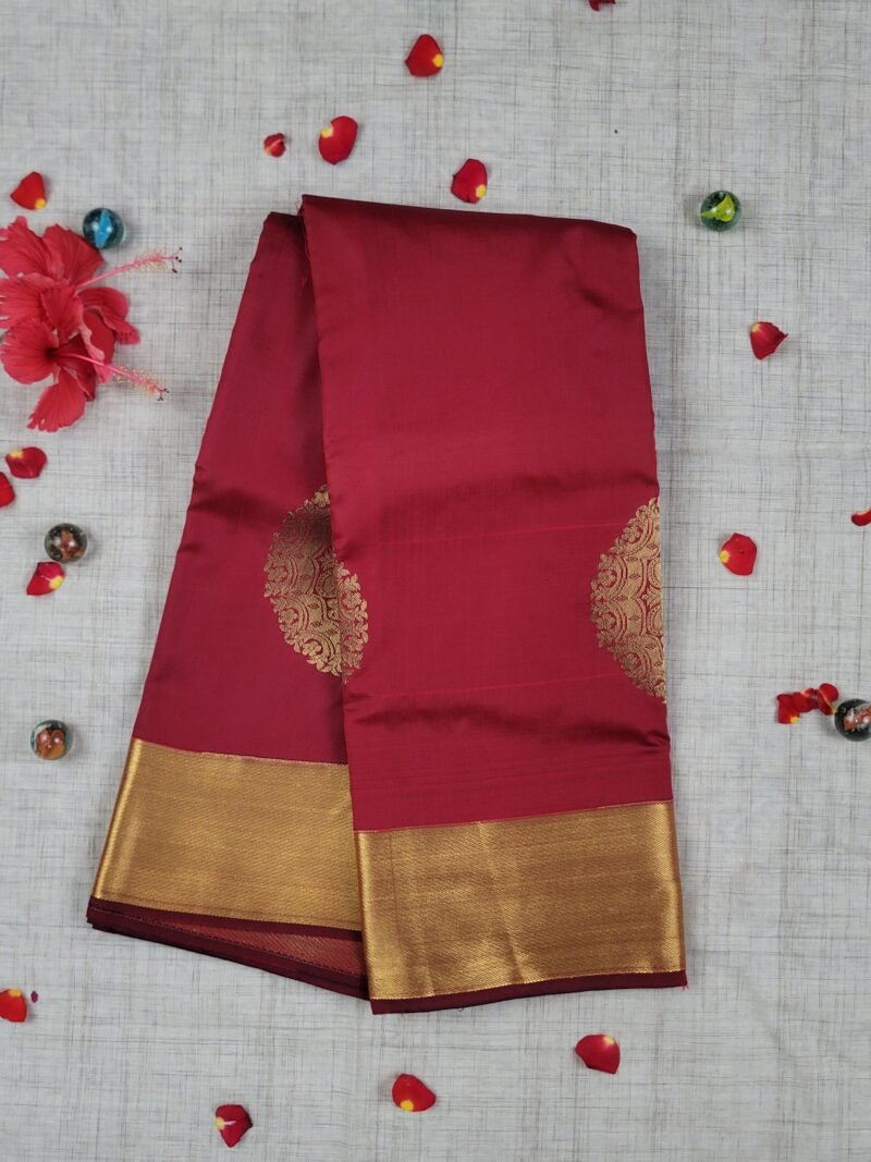 Vasthrakala Crimson Charm – Golden Grace Saree